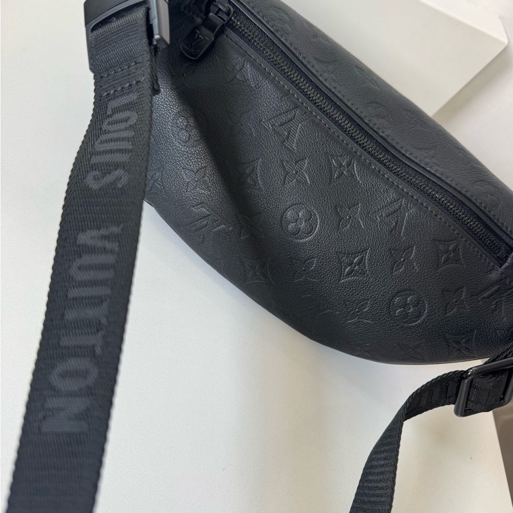 Louis Vuitton Black Monogram Discovery Belt Bag - Picture 3 of 10